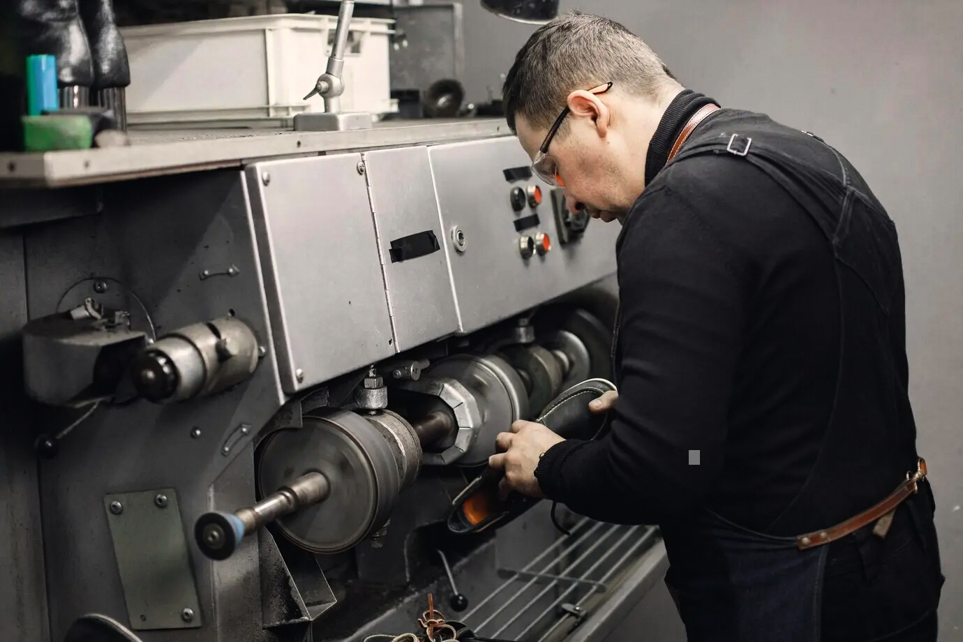 Escena de laboratorio donde expertos iteran sobre planificación financiera para familias en el sector de commodities